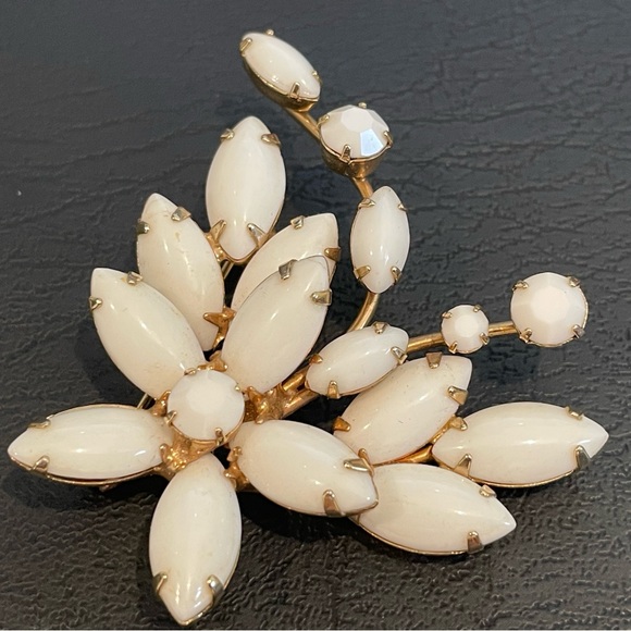 Vintage Napier White Cluster Flower Pin & Flower earrings white cluster unmarked - Picture 3 of 7